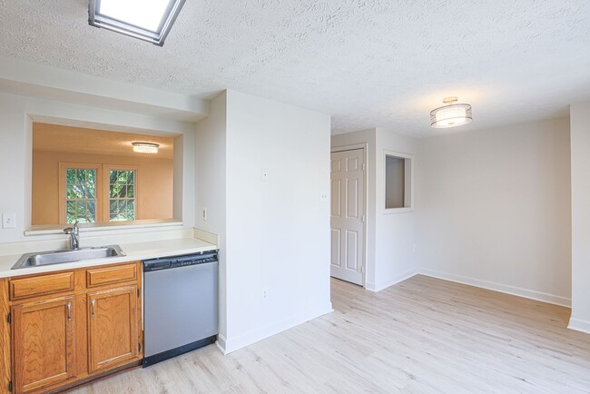 Building Photo - Beautiful 3 Bedroom 2 Full Bath Move-In Re...