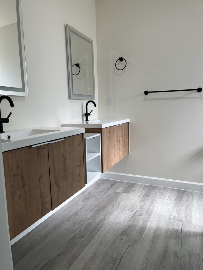 Building Photo - 5104 Chestnut Rd