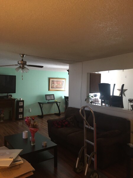 Building Photo - Charming 3BR/2BA with Massive Yard and Gar...