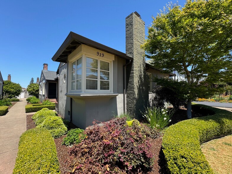 Building Photo - 919 Santa Clara Ave
