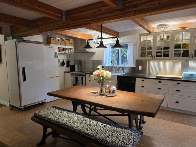 Building Photo - 713 Claire Ln