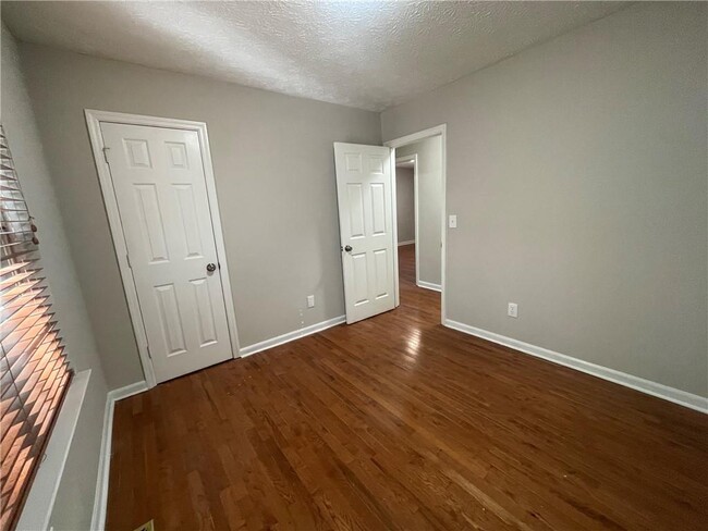 Building Photo - 3015 Cascade Manor Dr