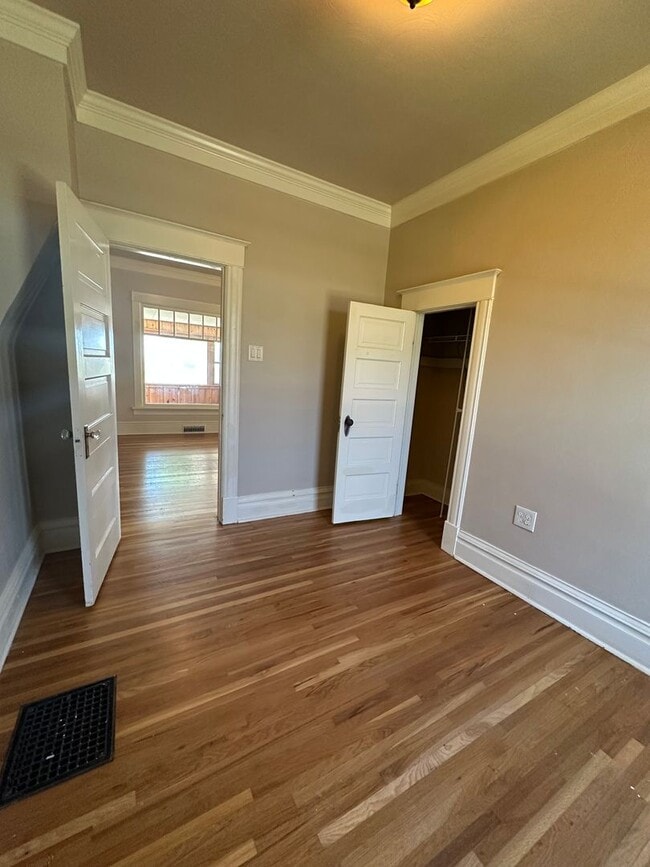 Building Photo - Amazing 3 bedroom home avail NOW