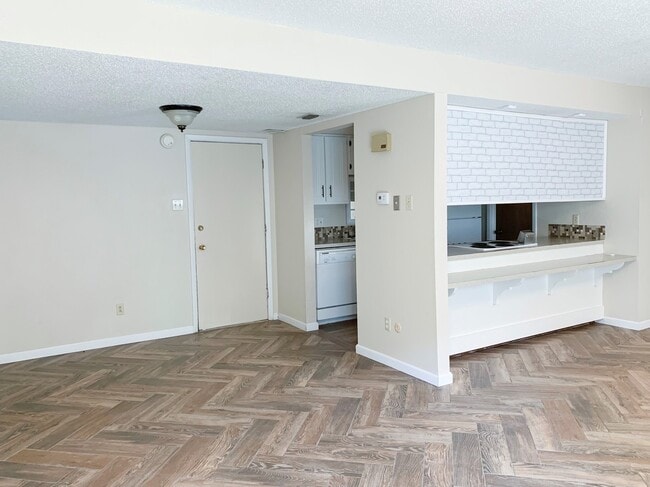 Building Photo - 2 Bed Townhouse with Garage! Convenient Lo...