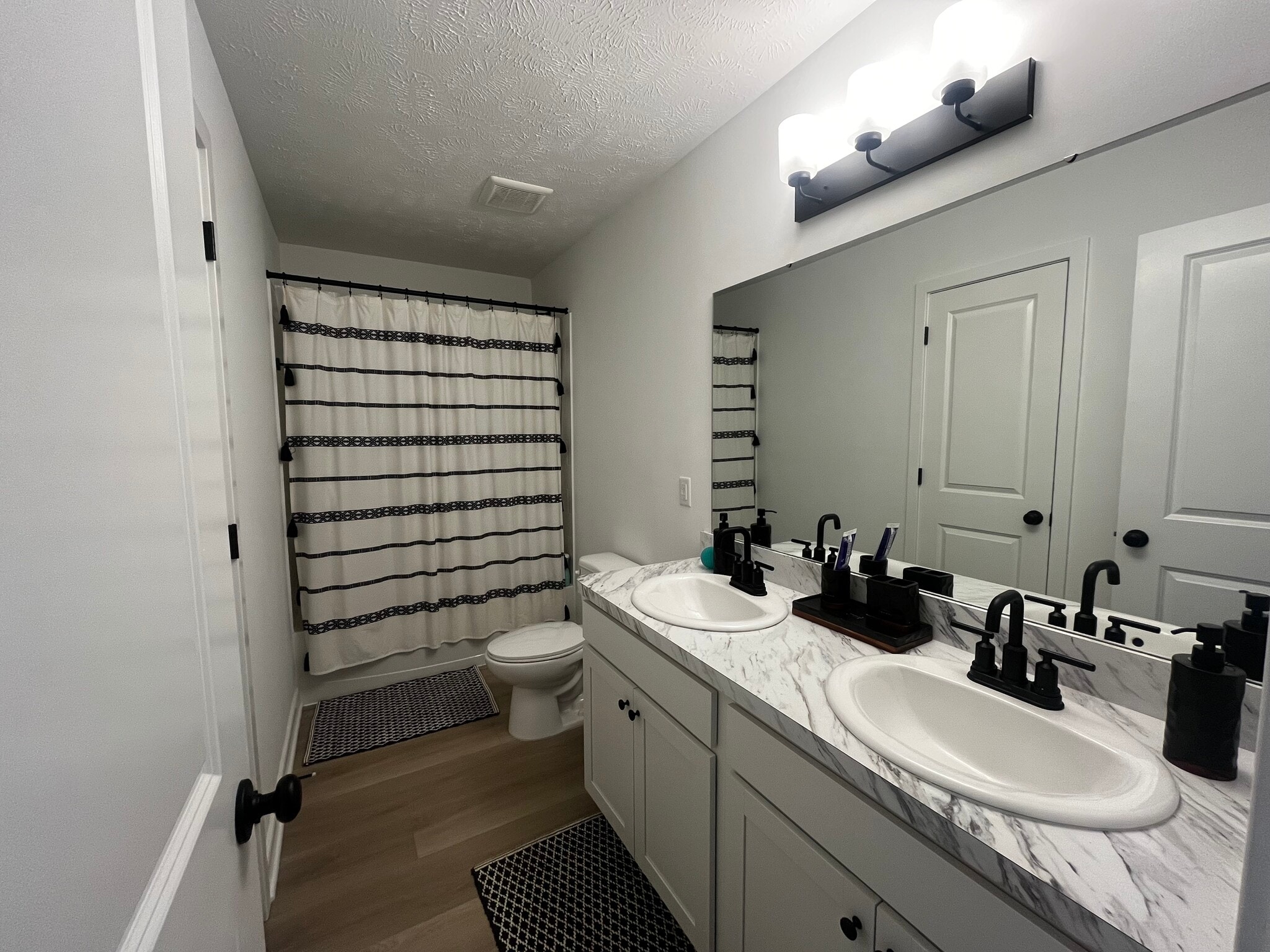 Upstairs bathroom - 362 Jonagold Dr NE