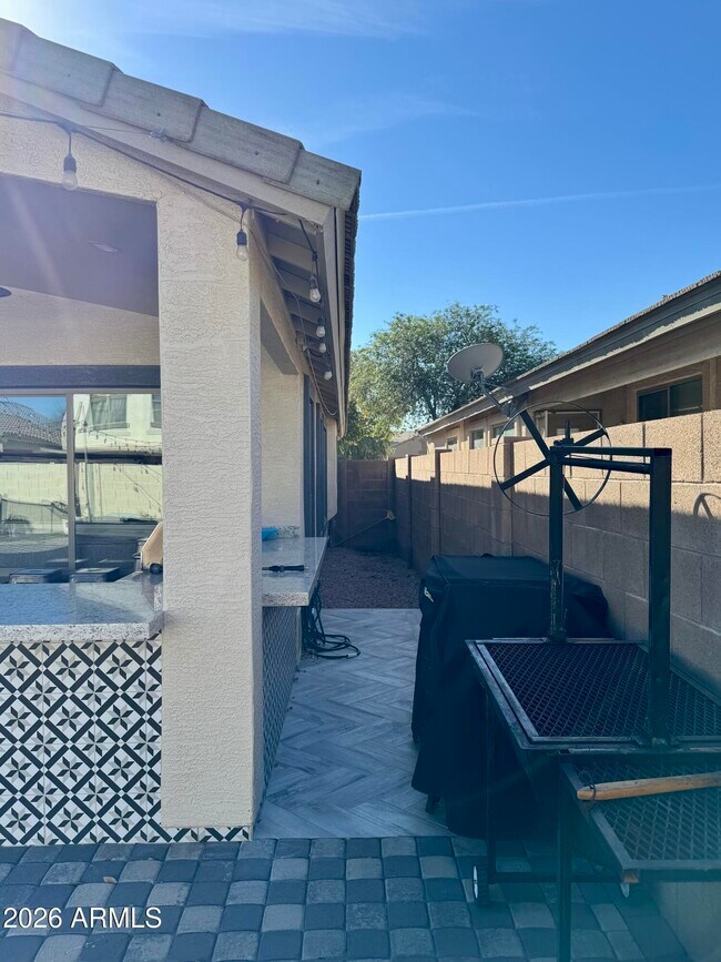 Building Photo - 734 E Kelsi Ave