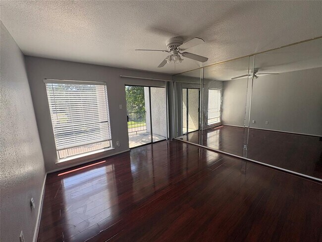 Building Photo - 2822 S Bartell Dr