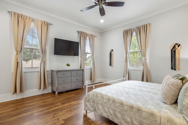 Building Photo - 164 Markham Dr