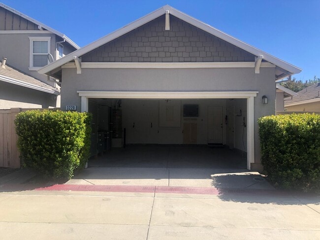 Building Photo - Executive 3 Bedroom 2.5 Bathroom 1800 sqft...