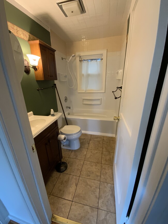 Upstairs Full Bathroom - 3916 Rosemont Ave