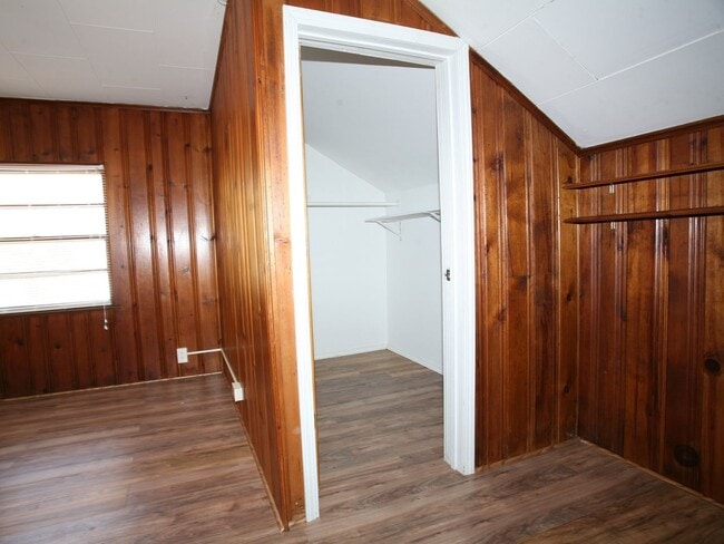Building Photo - 4 Bedroom - 1.5 Bath Colonial available fo...