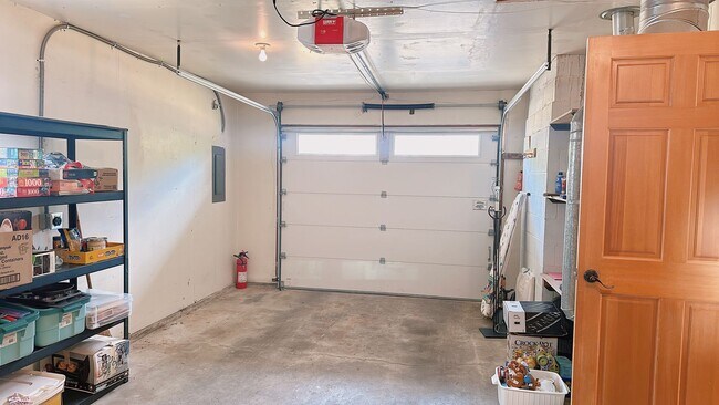 Building Photo - Available late August: this spacious 3brm/2 bath rambler near Whatcom Falls Park