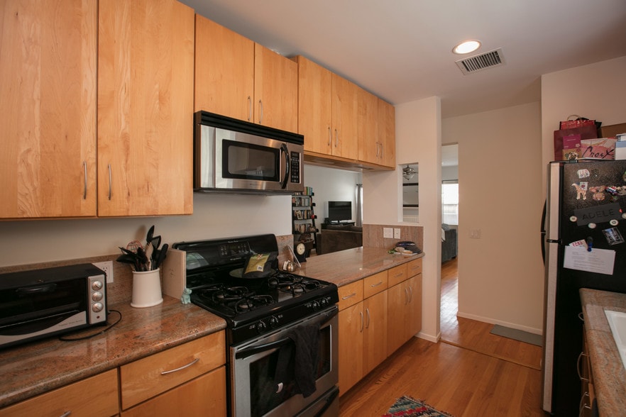 oven and microwave - 1622 Franklin St