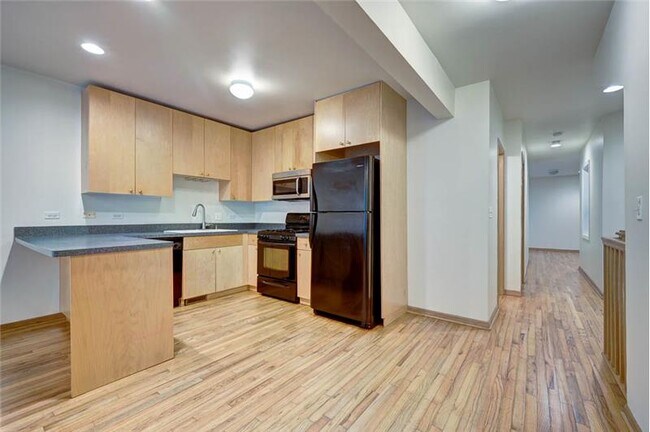 Building Photo - 1446 N Leavitt St
