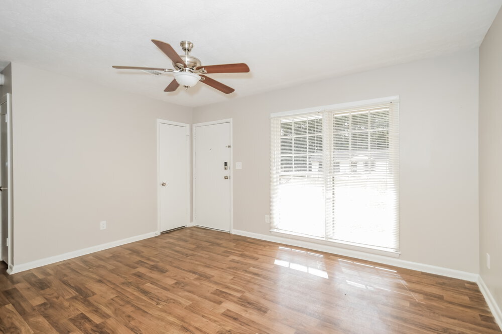 Building Photo - 635 Roxbury Dr