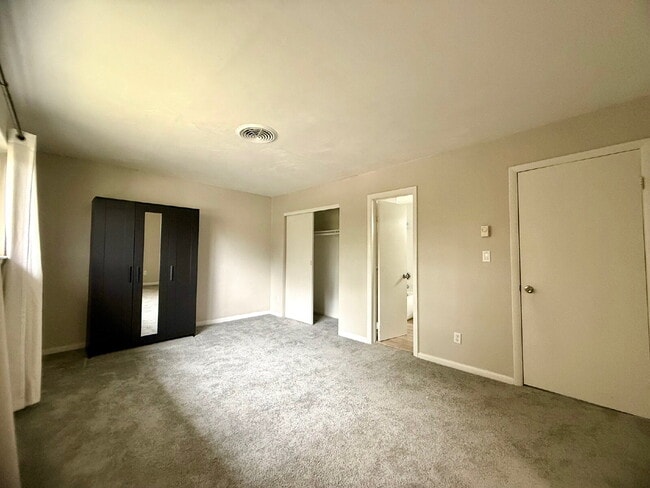 Building Photo - Charming 3-Bedroom Townhome with Fenced Yard***Open House Sunday Jan 11th - 1pm to 3pm!***