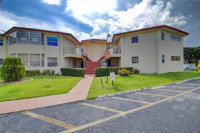 Building Photo - 1611 NE Miami Gardens Dr