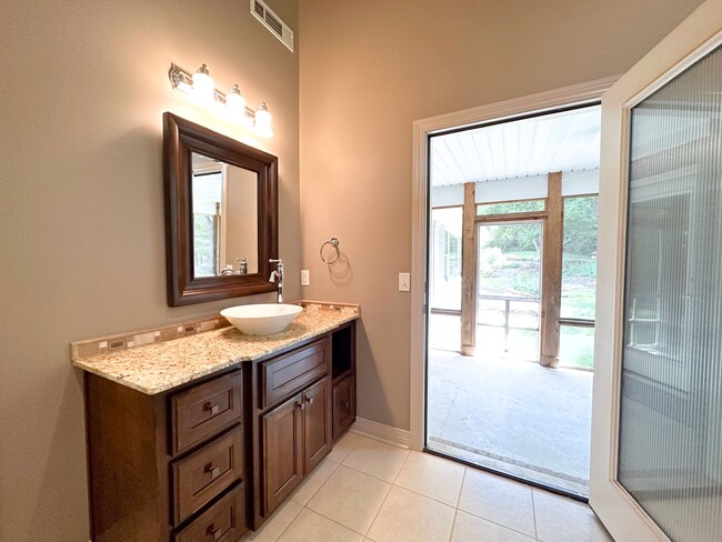 Building Photo - 3 Bedroom House: Walking Distance to Campu...
