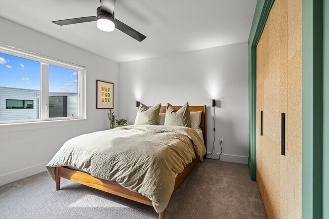 Building Photo - Modern Luxury in this end unit Blondie Condo