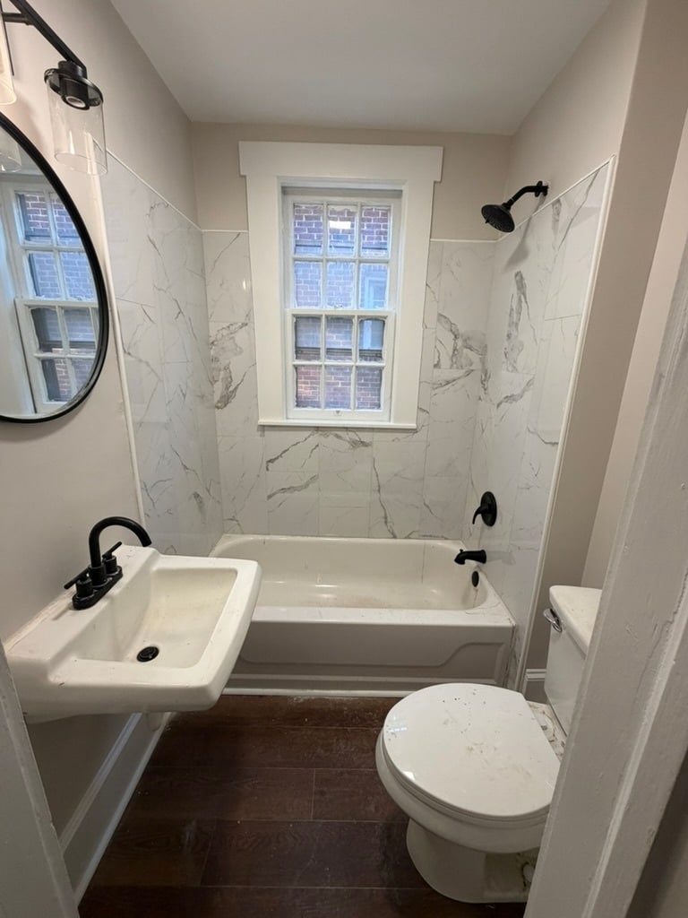 Renovated bathroom - 2521 Longview Ave SW