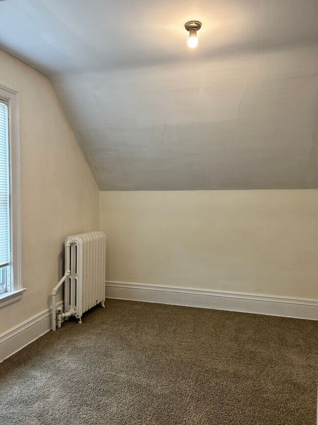 Building Photo - AVAILABLE NOW! 4 Bedroom Near Chester Cree...