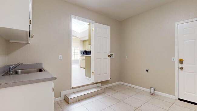 Building Photo - 9168 Eastside Rd