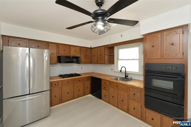 Building Photo - 52 Elizabeth St