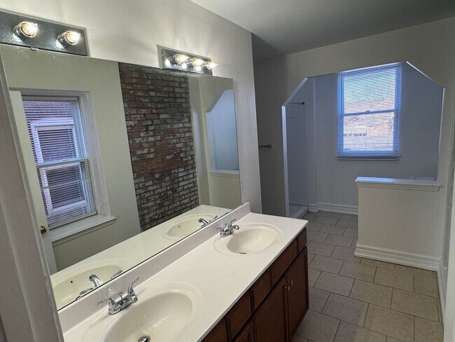 Building Photo - 2027 Russell Blvd