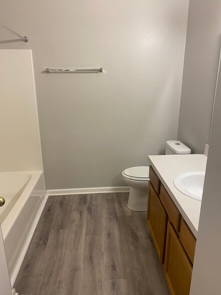Guest Bath - 6111 Maggies Cir