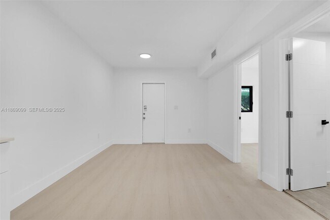 Building Photo - 1814 NW 2nd Ct