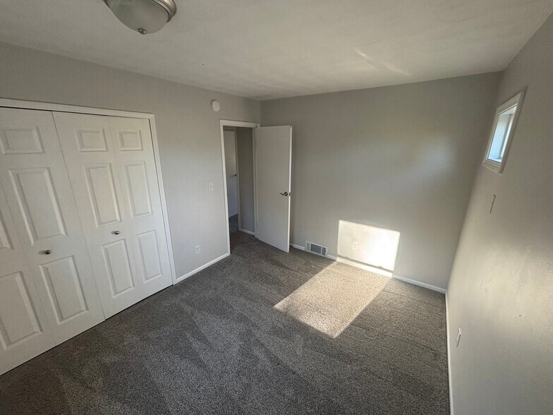 Building Photo - 895 N Cedar Rd