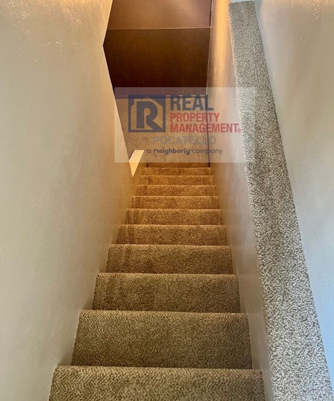 Building Photo - 3 bed 1.5 Bath Duplex - 1 Car Garage