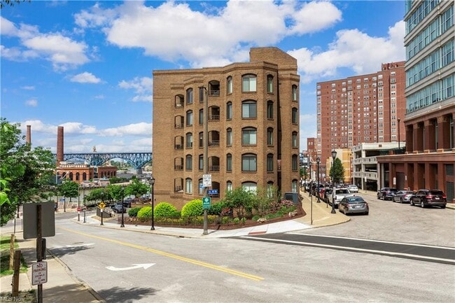 Building Photo - 1444 W 10th St