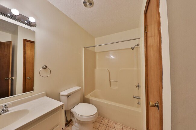 Building Photo - Charming Duplex in Heart of Dresden!