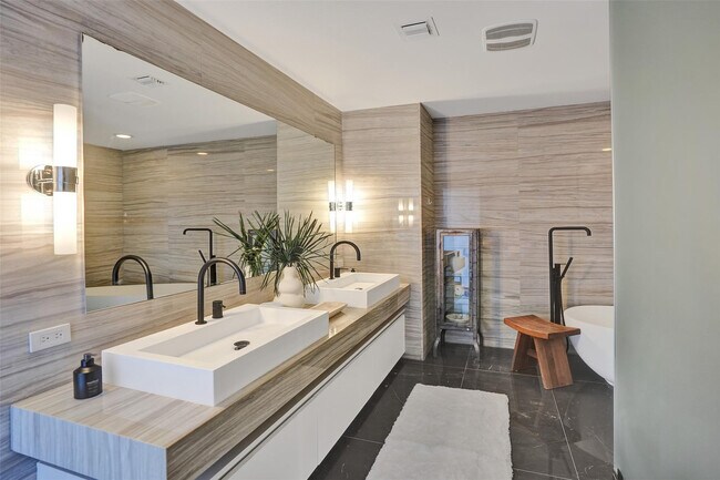 Building Photo - 2200 N Ocean Blvd