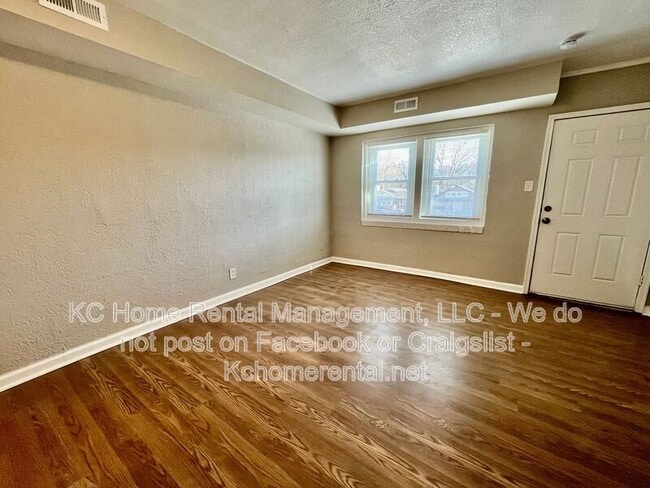 Building Photo - 4042 Paseo Blvd