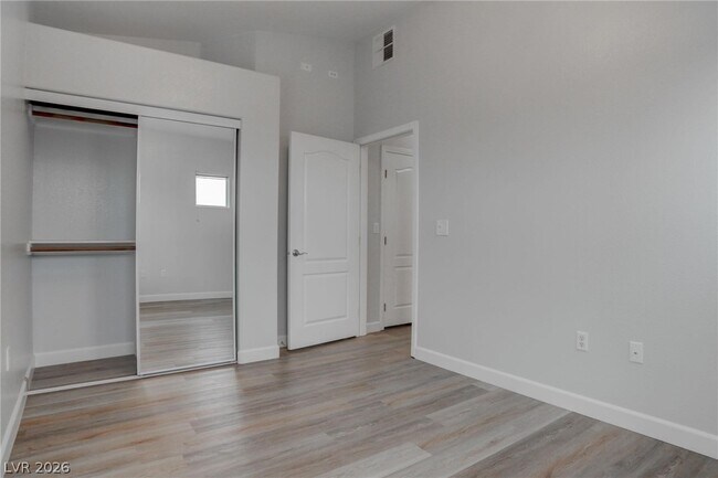 Building Photo - 2305 W Horizon Ridge Pkwy