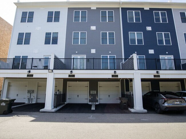 Building Photo - Walkable Short Pump Living with a Huge Private Deck