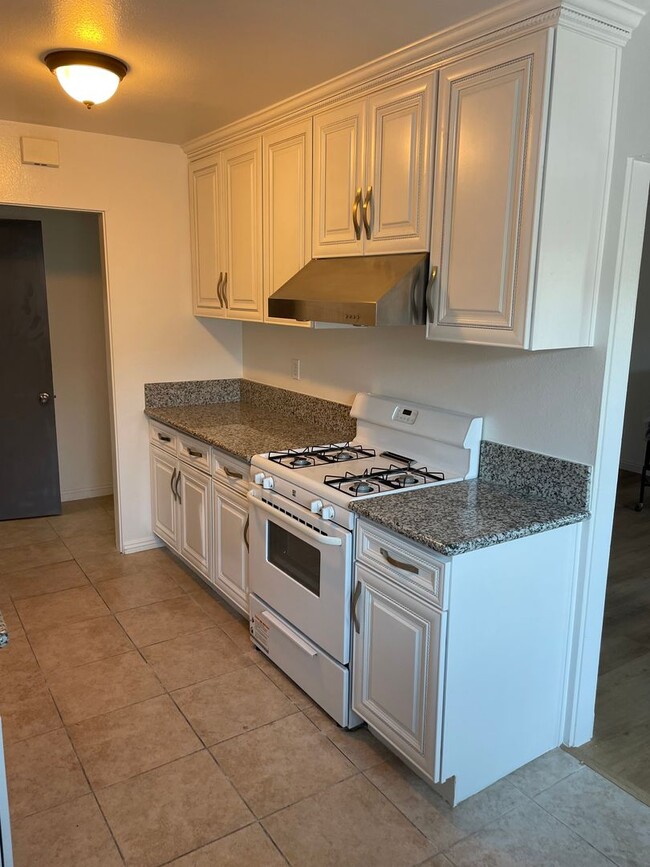 Building Photo - Newly Remodeled 2 BR Apartment in Baldwin ...