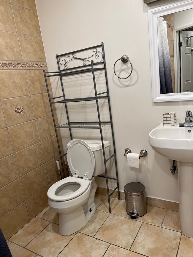 Building Photo - 1388 Siwanoy Dr