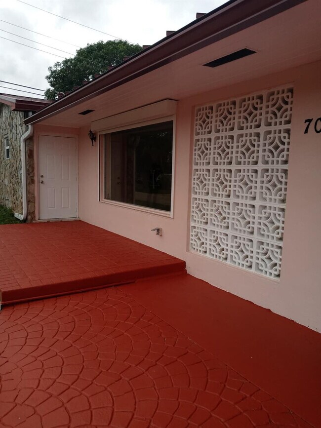 Building Photo - 701 SW 4th St