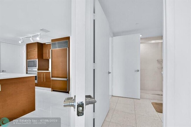 Building Photo - 475 Brickell Ave