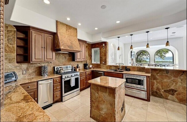 Building Photo - 3711 Highland Dr