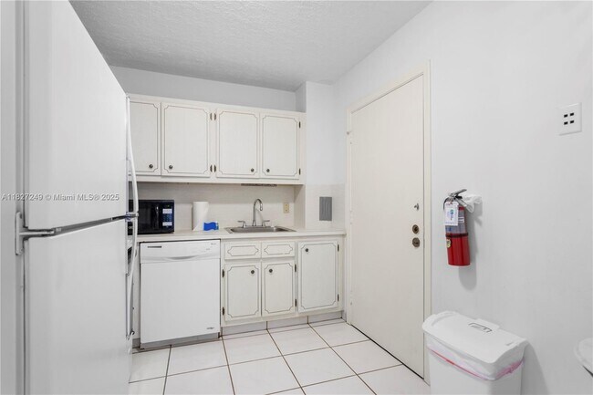Building Photo - 9440 W Bay Harbor Dr
