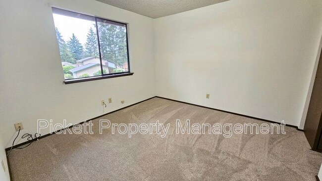 Building Photo - 5401 Pineridge Dr NE