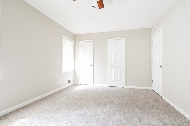 Building Photo - Roomy 3BR 1.5 spacious duplex to lease!