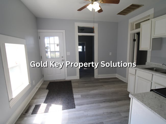 Building Photo - Nicely Updated 2 BR 1 BA House with New Fl...