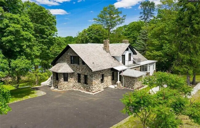 Building Photo - 10 Twin Lakes Rd