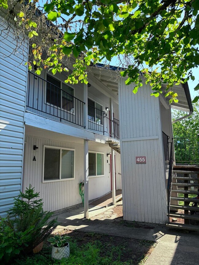 Building Photo - (858) Fox Fire - 2 Bedroom / 1 Bathroom
