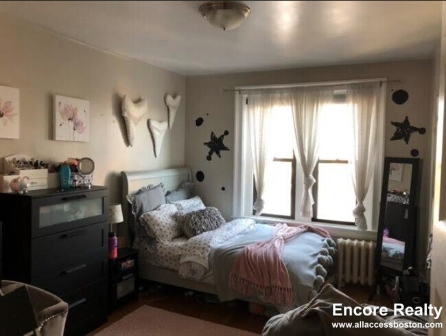 Building Photo - 448 Park Dr